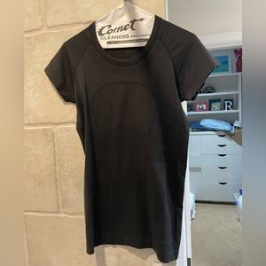 Lululemon black top